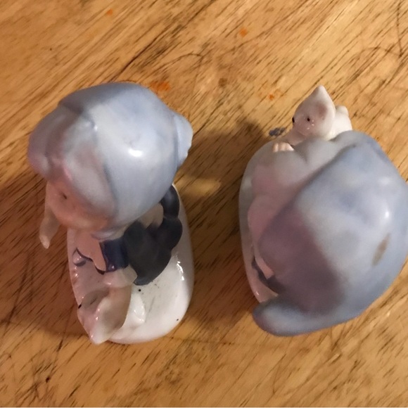 2 VTG CERAMIC PORCELAIN LITTLE GIRLS BLUE DRESSES WITH KITTEN FIGURINES KOREA - Picture 5 of 6